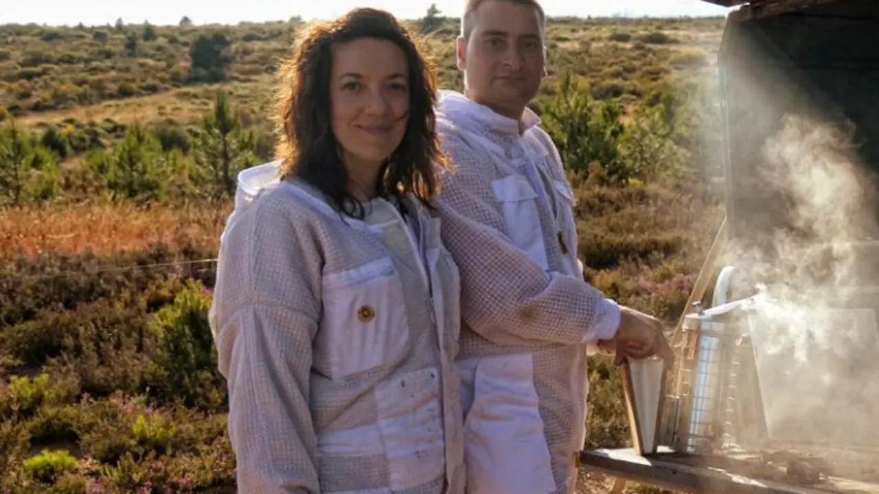 Leticia y Alberto, propietarios de Miel La Cazurra, han hecho de su pasi&oacute;n por la miel su profesi&oacute;n. | LA CAZURRA