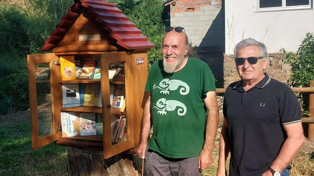 Imagen de archivo de la red de bibliotecas de llibres impulsadas por A Plena Cultura en El Bierzo, una idea que sigue extendi&eacute;ndose.