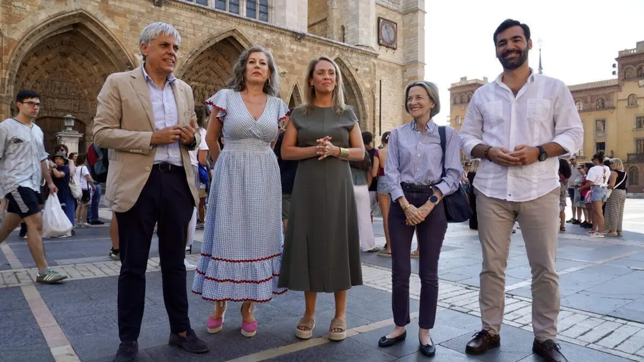 La vicesecretaria nacional de Coordinaci&oacute;n Sectorial del PP, Alma Ezcurra, comparece para hablar de actualidad pol&iacute;tica durante su visita Le&oacute;n acompa&ntilde;ada del secretario provincial, Eduardo Diego, y el portavoz en el Ayuntamiento de la capital, David Fern&aacute;ndez.
