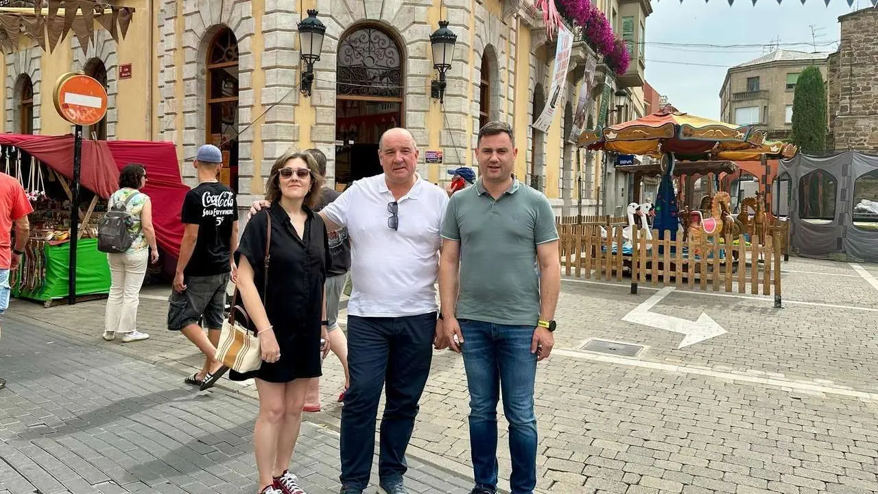 Cend&oacute;n ha visitado La Ba&ntilde;eza junto al portavoz socialista en el Ayuntamiento, Rodolfo S&aacute;nchez, y la concejala Mar&iacute;a Victoria Adiego Marqu&eacute;s.