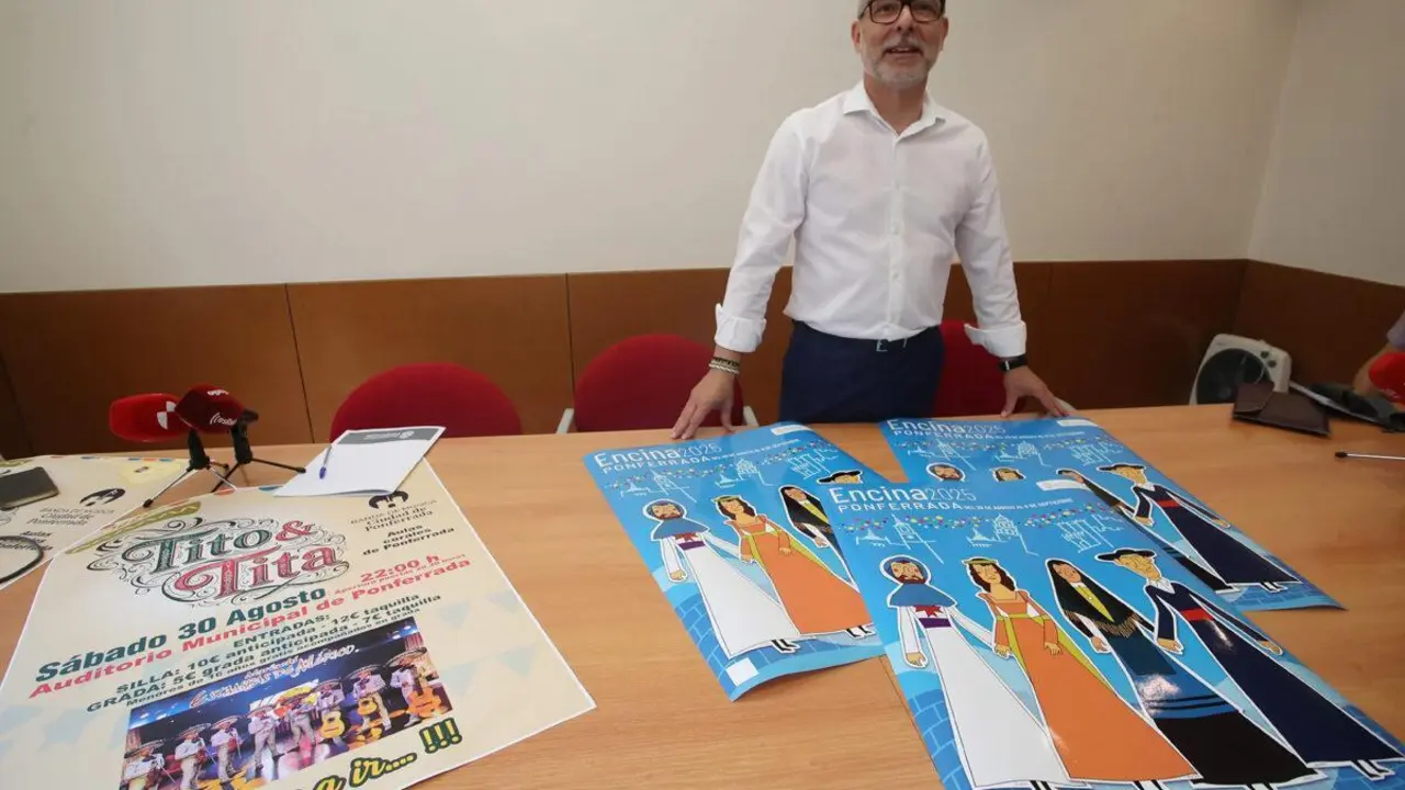 El concejal de Fiestas de Ponferrada, Carlos Cortina, present&oacute; el cartel de La Encina 2025. | ICAL