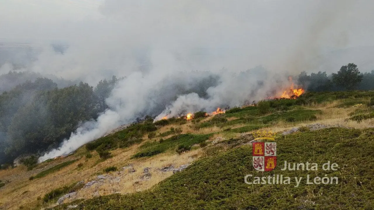 Imagen del incendio de Olleros de Alba en su momento m&aacute;s virulento