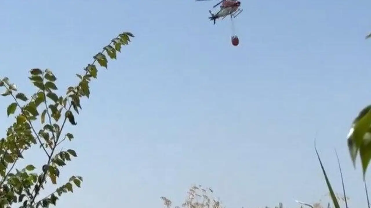 En el incendio de Pardesivil trabajan dos cuadrillas de tierra y maquinaria como dos autobomba, un bulldozer, adem&aacute;s de tres helic&oacute;pteros para controlar las llamas. Imagen de archivo.