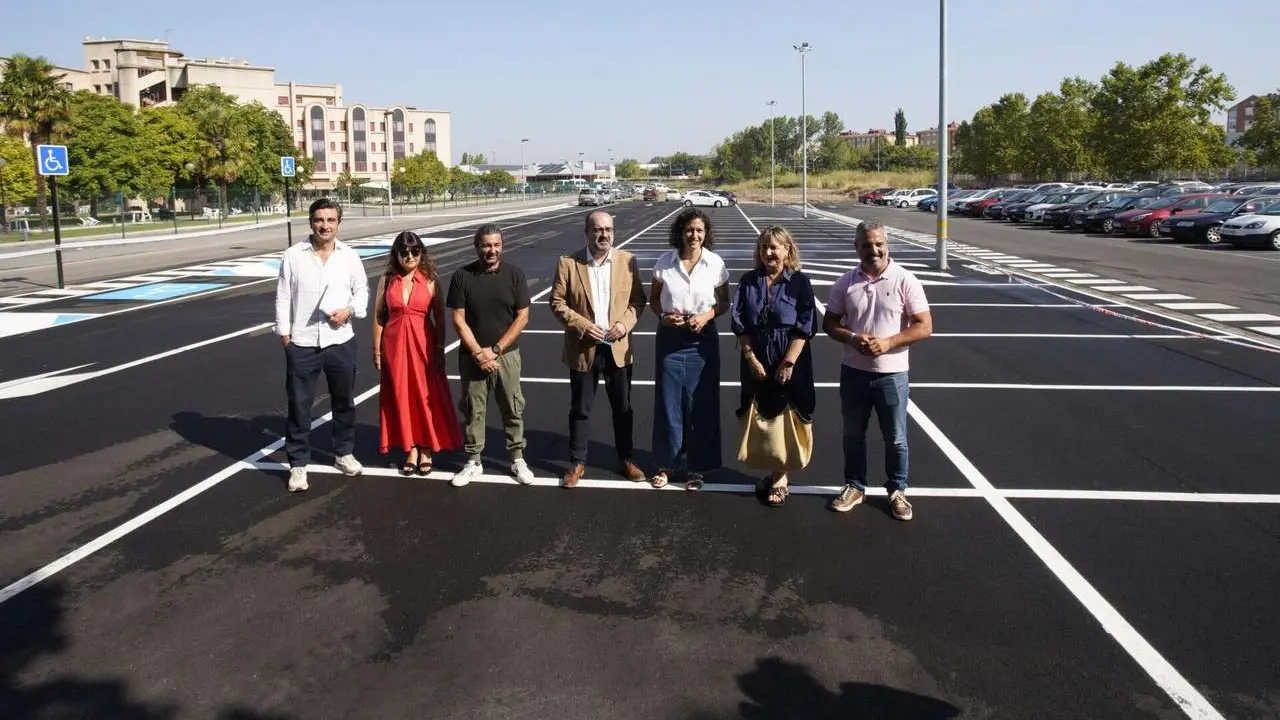 C&eacute;sar Hornija. ICAL. El alcalde de Ponferrada, Marco Morala (C), junto a diferentes autoridades, durante la inauguraci&oacute;n del aparcamiento ejecutado junto al Centro de Salud de Flores del Sil
