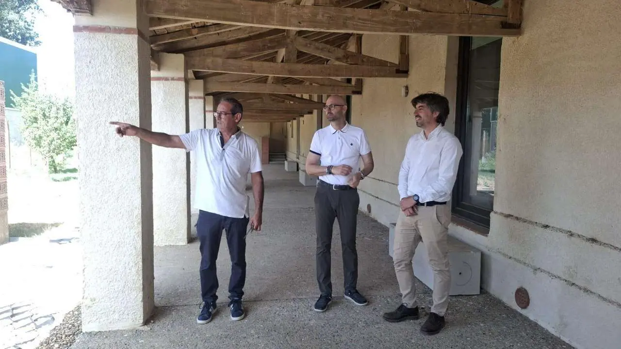 ICAL. El subdelegado del Gobierno en Le&oacute;n, H&eacute;ctor Al&aacute;iz, visita el municipio de Mansilla Mayor (Le&oacute;n)