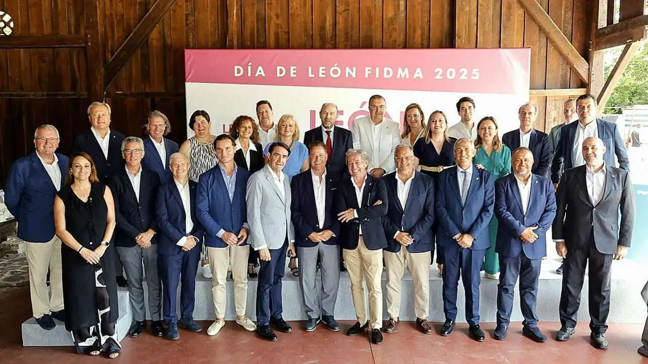 El consejero de Medio Ambiente, Vivienda y Ordenaci&oacute;n del Territorio, Juan Carlos Su&aacute;rez-Qui&ntilde;ones; la consejera de Industria, Comercio y Empleo, Leticia Garc&iacute;a, y el presidente de la Diputaci&oacute;n de Le&oacute;n, Gerardo &Aacute;lvarez, asisten al D&iacute;a de Le&oacute;n en la 68 Edici&oacute;n de la Feria Internacional de Muestras de Asturias.