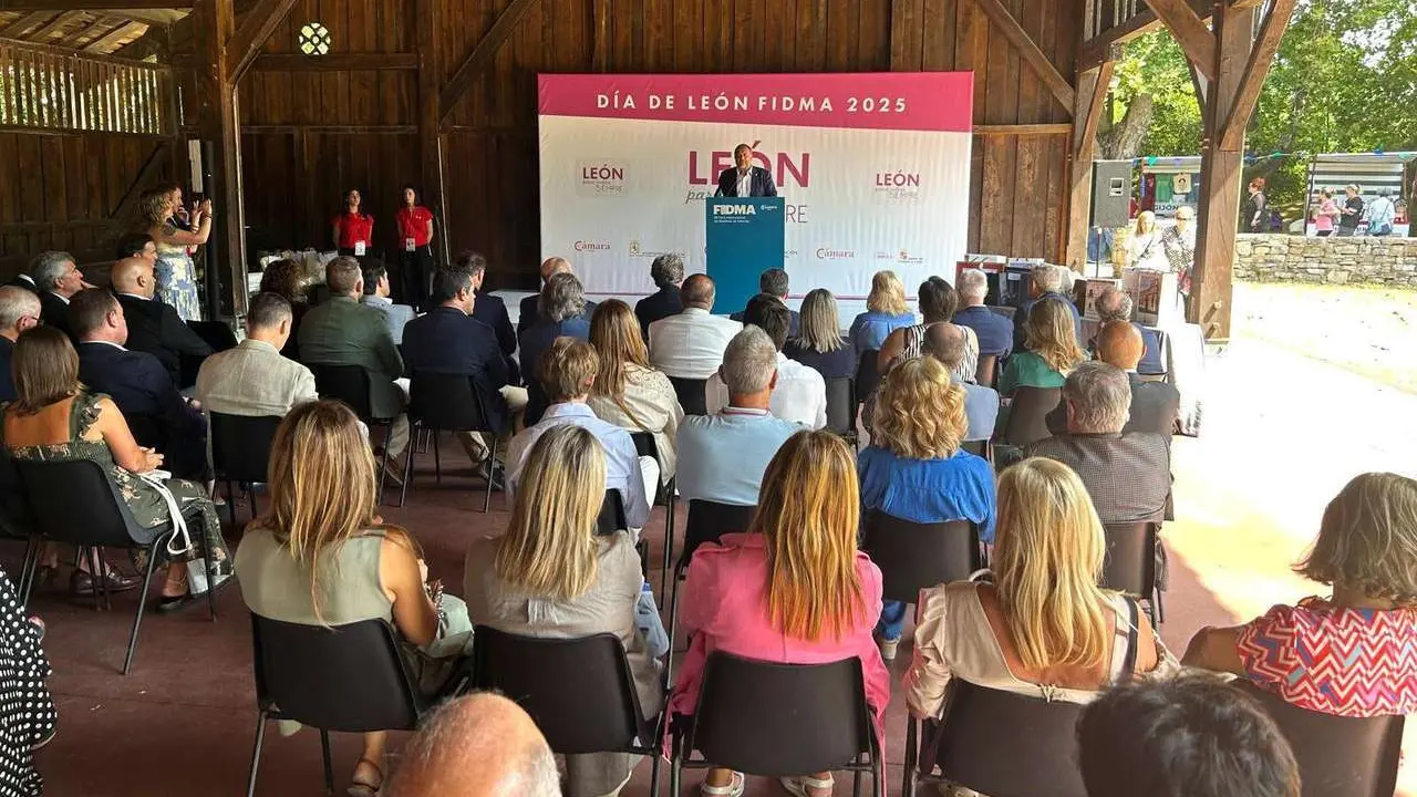 El consejero de Medio Ambiente, Vivienda y Ordenaci&oacute;n del Territorio, Juan Carlos Su&aacute;rez-Qui&ntilde;ones; la consejera de Industria, Comercio y Empleo, Leticia Garc&iacute;a, y el presidente de la Diputaci&oacute;n de Le&oacute;n, Gerardo &Aacute;lvarez, asisten al D&iacute;a de Le&oacute;n en la 68 Edici&oacute;n de la Feria Internacional de Muestras de Asturias.