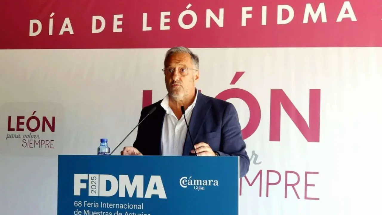 El consejero de Medio Ambiente, Vivienda y Ordenaci&oacute;n del Territorio, Juan Carlos Su&aacute;rez-Qui&ntilde;ones; la consejera de Industria, Comercio y Empleo, Leticia Garc&iacute;a, y el presidente de la Diputaci&oacute;n de Le&oacute;n, Gerardo &Aacute;lvarez, asisten al D&iacute;a de Le&oacute;n en la 68 Edici&oacute;n de la Feria Internacional de Muestras de Asturias.