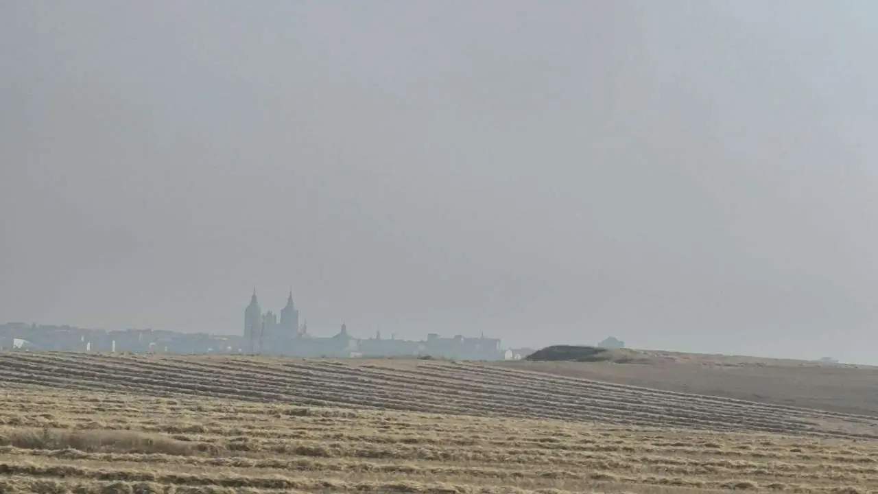Las consecuencias de las llamas del Bierzo se aprecian este lunes en los cielos de Astorga. | E.M.