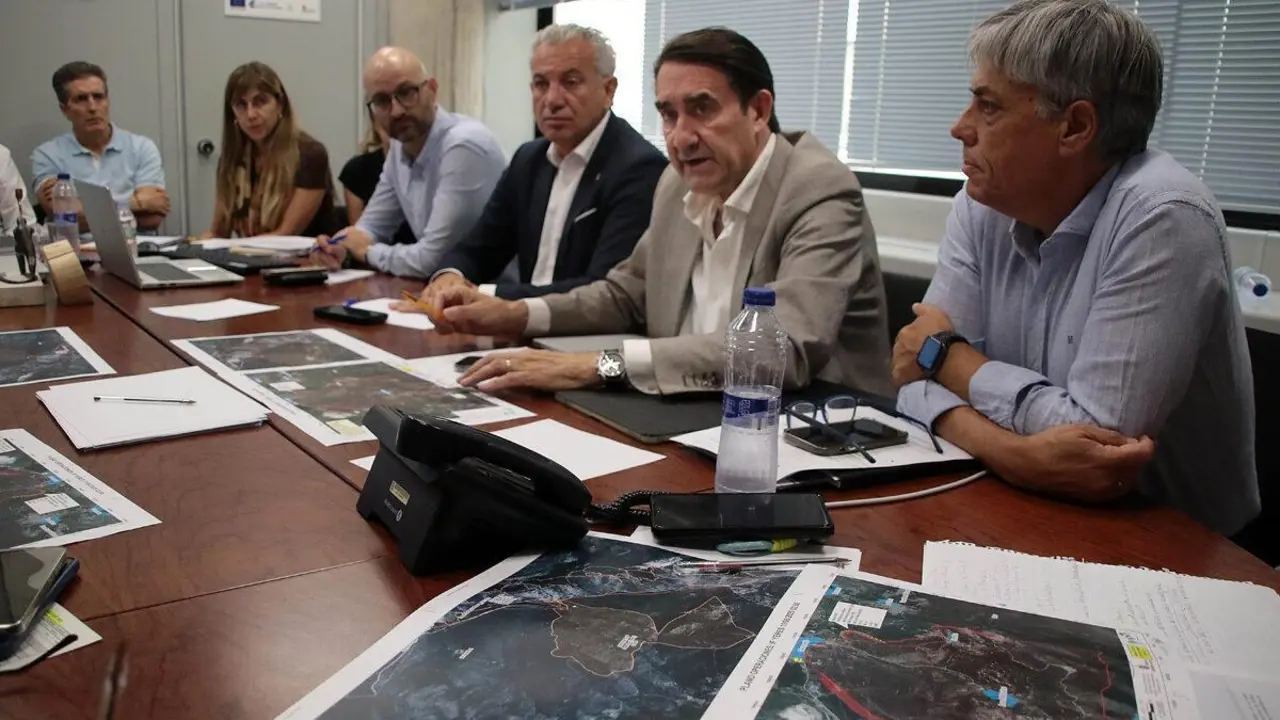 El consejero leon&eacute;s Juan Carlos Su&aacute;rez-Qui&ntilde;ones ha presidido este lunes el Cecopi en Le&oacute;n y ha comparecido en rueda de prensa tras un domingo negro en la provincia leonesa. | ICAL