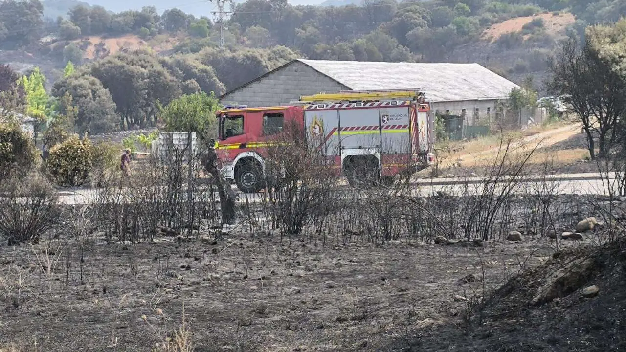 Otra desoladora imagen de Carucedo, que ha quedado calcinado por las llamas. | EM
