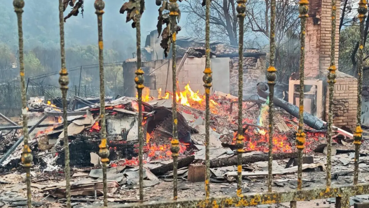 Casas afectadas por el incendio en el pueblo de Las M&eacute;dulas (Le&oacute;n). | ICAL