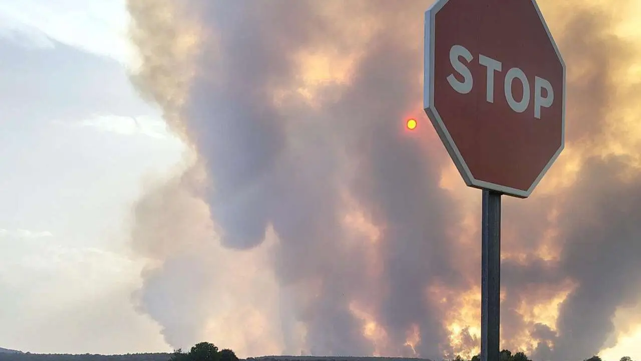Javier L&oacute;pez. ICAL. Incendio forestal en Molezuelas de la Carballeda (Zamora), vist desde Alcubillas de Nogales, uno de los pueblos desalojados por este incendio