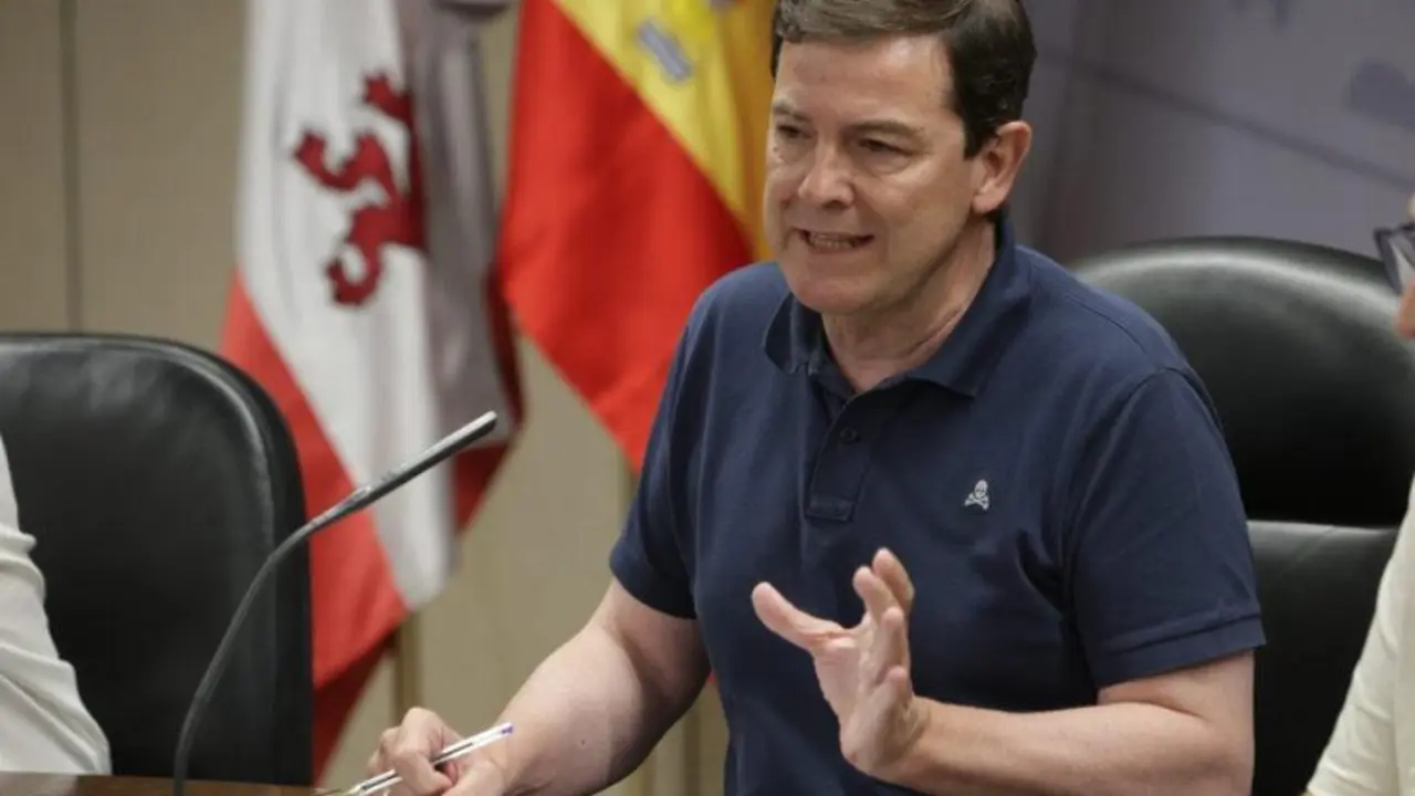 El presidente de la Junta, Alfonso Fern&aacute;ndez Ma&ntilde;ueco, ha presidido otro Ccopi y comparecido en rueda de prensa en Zamora pasada la media noche de este lunes negro. | ICAL