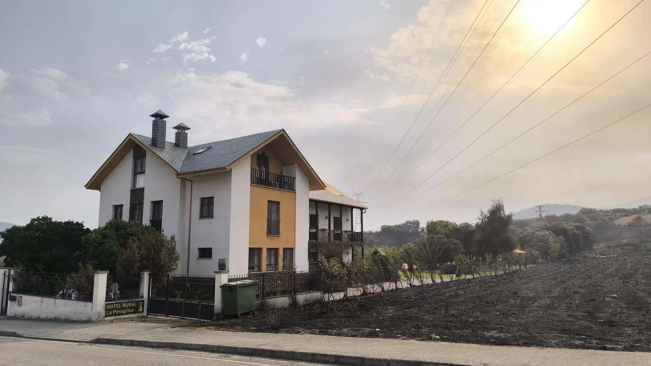 El hotel rural La Peregrina, un oasis en medio de un paisaje calcinado en Carucedo. | E.M.