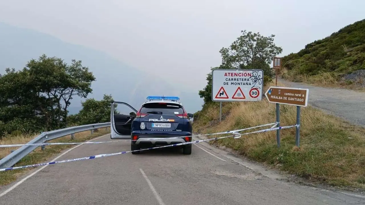 Acceso a Pe&ntilde;alba de Santiago cortado en los incendios de este verano.