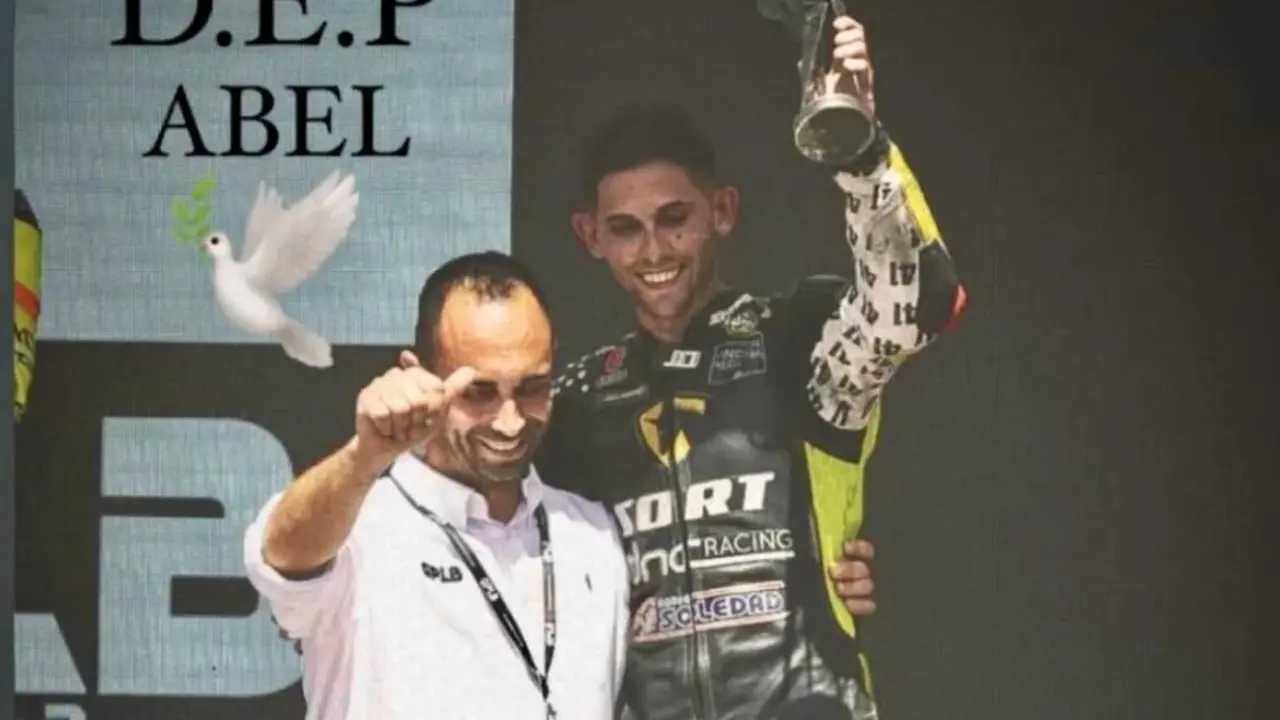 Abel Ramos, de blanco, en una fotograf&iacute;a que exhibe Aitor Cremades en sus redes. | @cremades_41