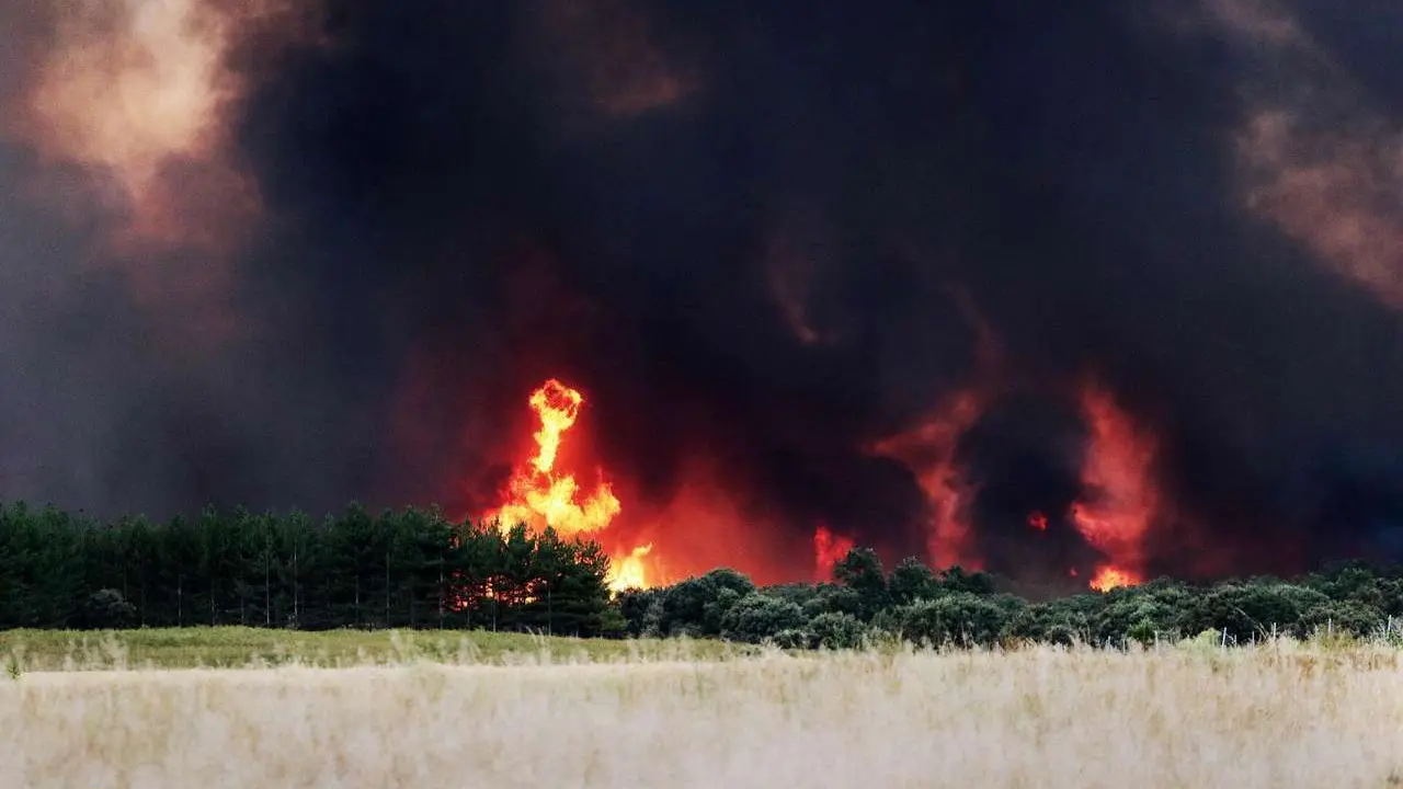 Peio Garc&iacute;a. ICAL. La poblaci&oacute;n de Herreros de Jamuz, evacuada ante el avance de las llamas