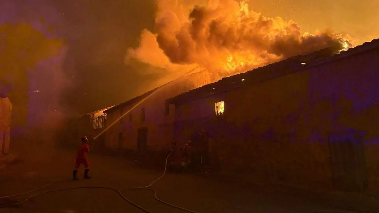 Trabajos de la UME en la extinci&oacute;n del incendio en Jim&eacute;nez de Jamuz. 
