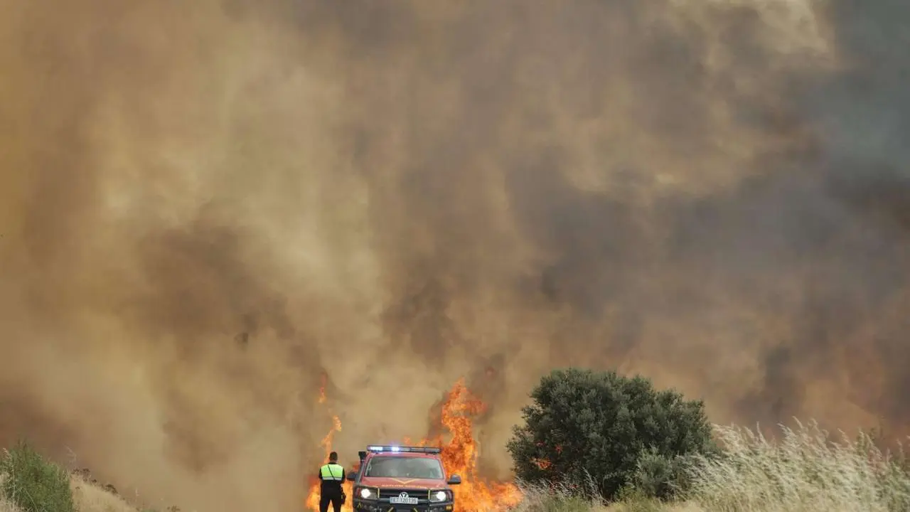Imagen de archivo de uno de los incendios que asolan estos d&iacute;as la provincia y la comunidad. | ICAL
