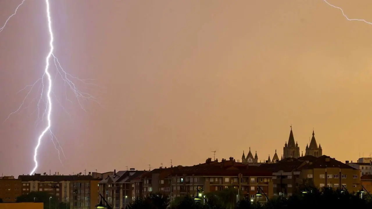 Tormenta en la capital leonesa. | CAMPILLO/ICAL