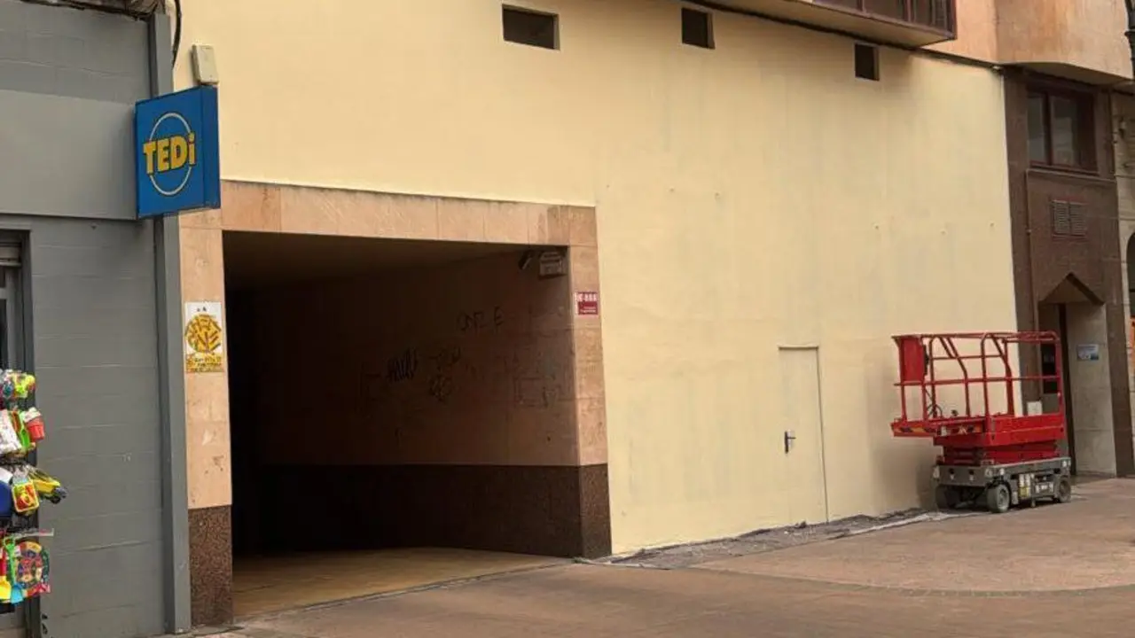 El lugar donde estaba el mural dedicado a la economista berciana Nevenka Fern&aacute;ndez en Ponferrada, hoy borrado.