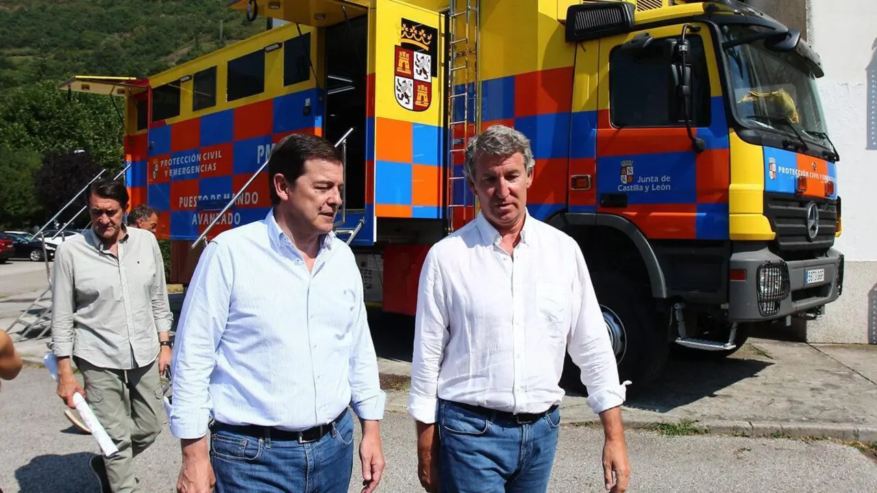 Feij&oacute;o visit&oacute; este viernes la zona del incendio de Palacios del Sil acompa&ntilde;ado de Ma&ntilde;ueco y Su&aacute;rez-Qui&ntilde;ones. | C&Eacute;SAR HORNIJA / ICAL