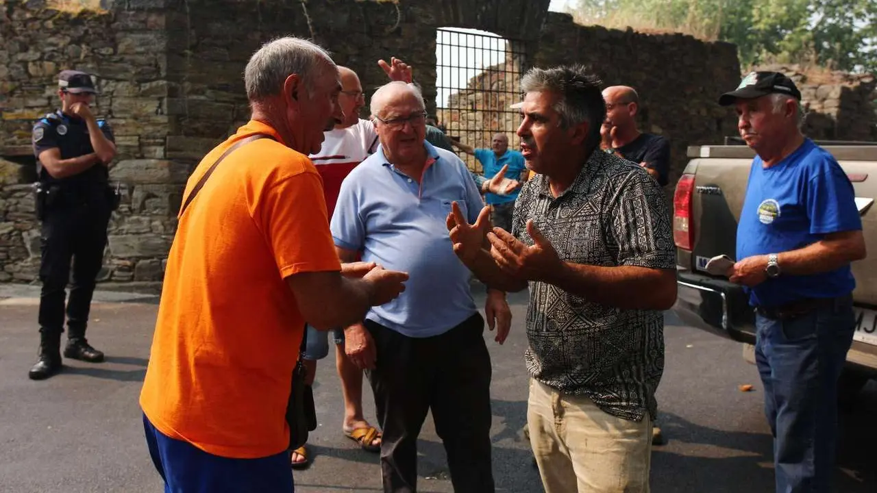C&eacute;sar Hornija. ICAL. Vecinos desalojados de las localidades bercianas de Pe&ntilde;alba de Santiago, Bouzas, San Crist&oacute;bal de Valdueza, Espinoso de Compludo y Manzanedo de Valdueza por el incendio de Llamas de Cabrera (Le&oacute;n)