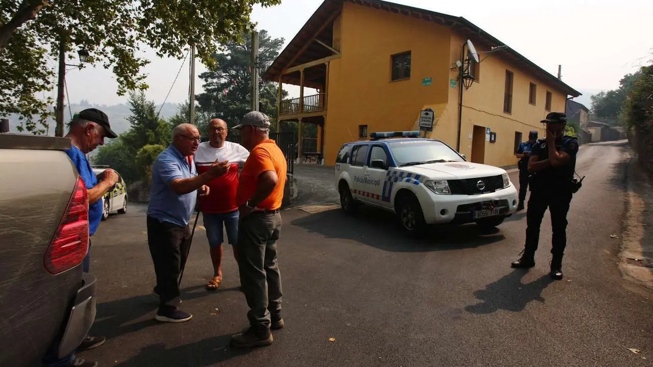 C&eacute;sar Hornija. ICAL. Vecinos desalojados de las localidades bercianas de Pe&ntilde;alba de Santiago, Bouzas, San Crist&oacute;bal de Valdueza, Espinoso de Compludo y Manzanedo de Valdueza por el incendio de Llamas de Cabrera (Le&oacute;n)
