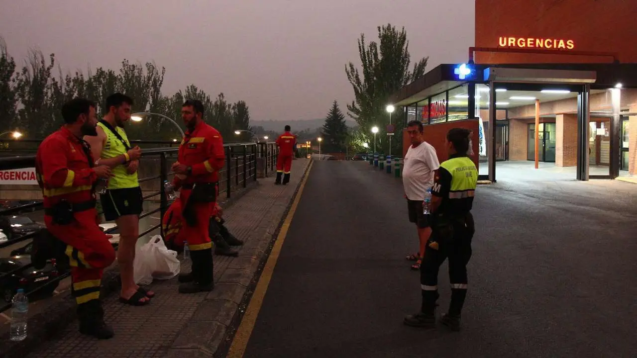 C&eacute;sar Hornija. ICAL. Efectivos de la UME junto a uno de sus compa&ntilde;eros heridos en el incendio de Yeres (Le&oacute;n), en el hospital El Bierzo de Ponferrada