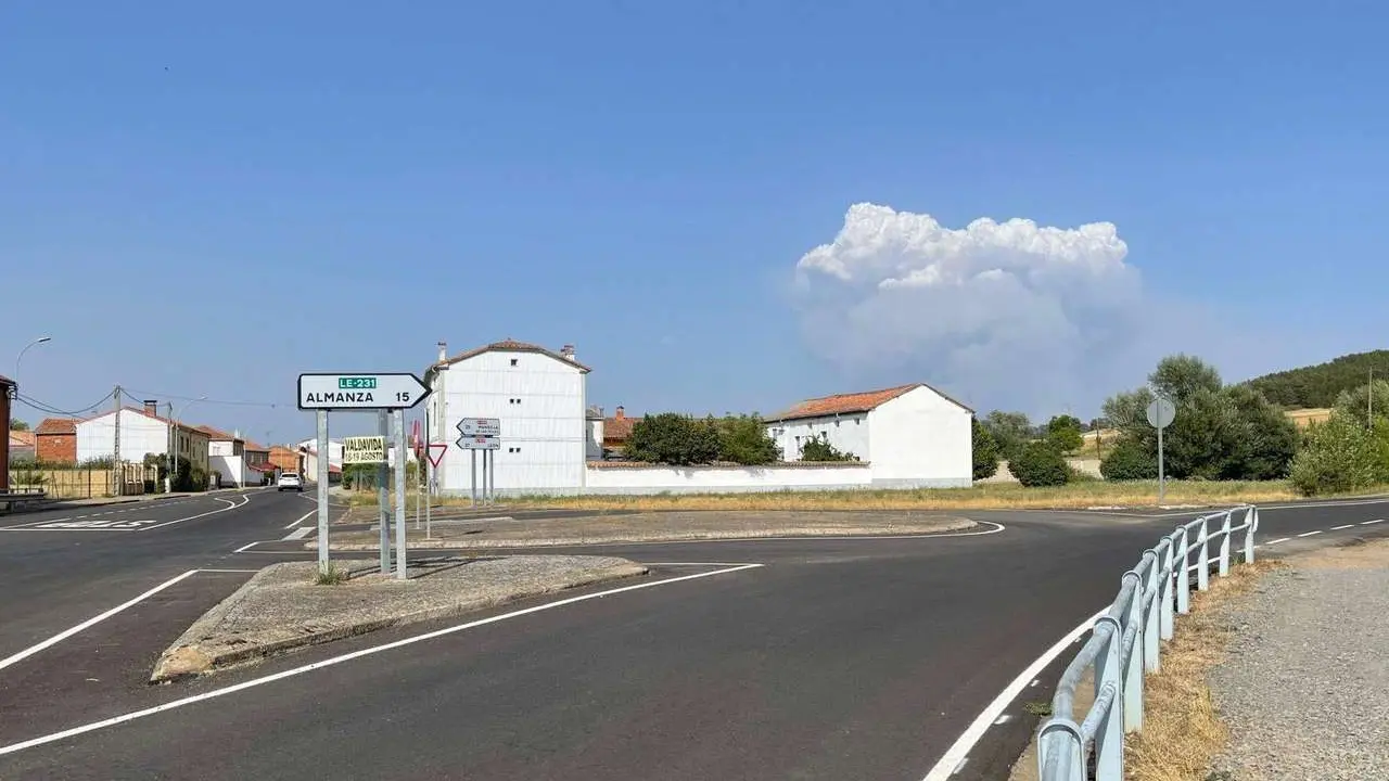 Incendio de Canalejas visto desde el cruce de Almanza.