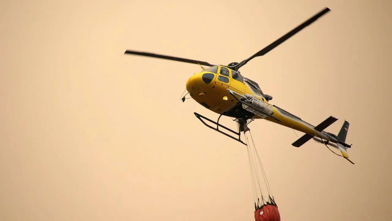 Peio Garc&iacute;a. ICAL. La peque&ntilde;a localidad de Fasgar se encuentra amenazada por un incendio forestal
