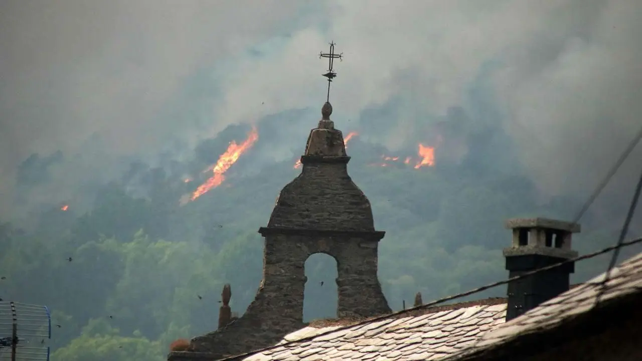 Peio Garc&iacute;a. ICAL. La peque&ntilde;a localidad de Fasgar se encuentra amenazada por un incendio forestal