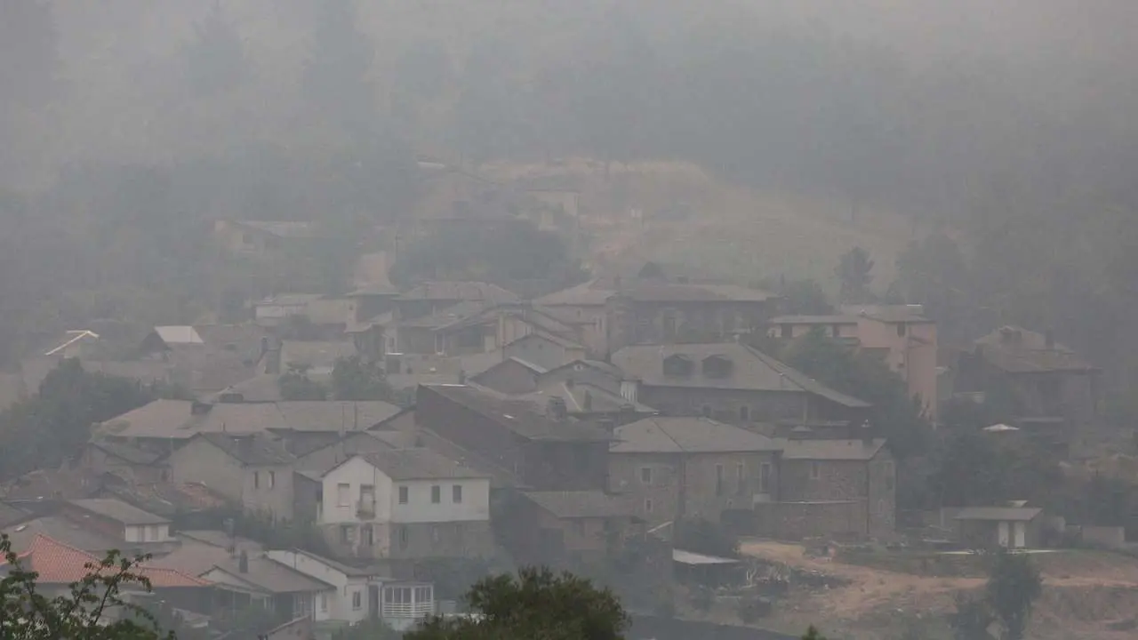 Intenso humo en El Bierzo debido a los diferentes incendios activos. | ICAL