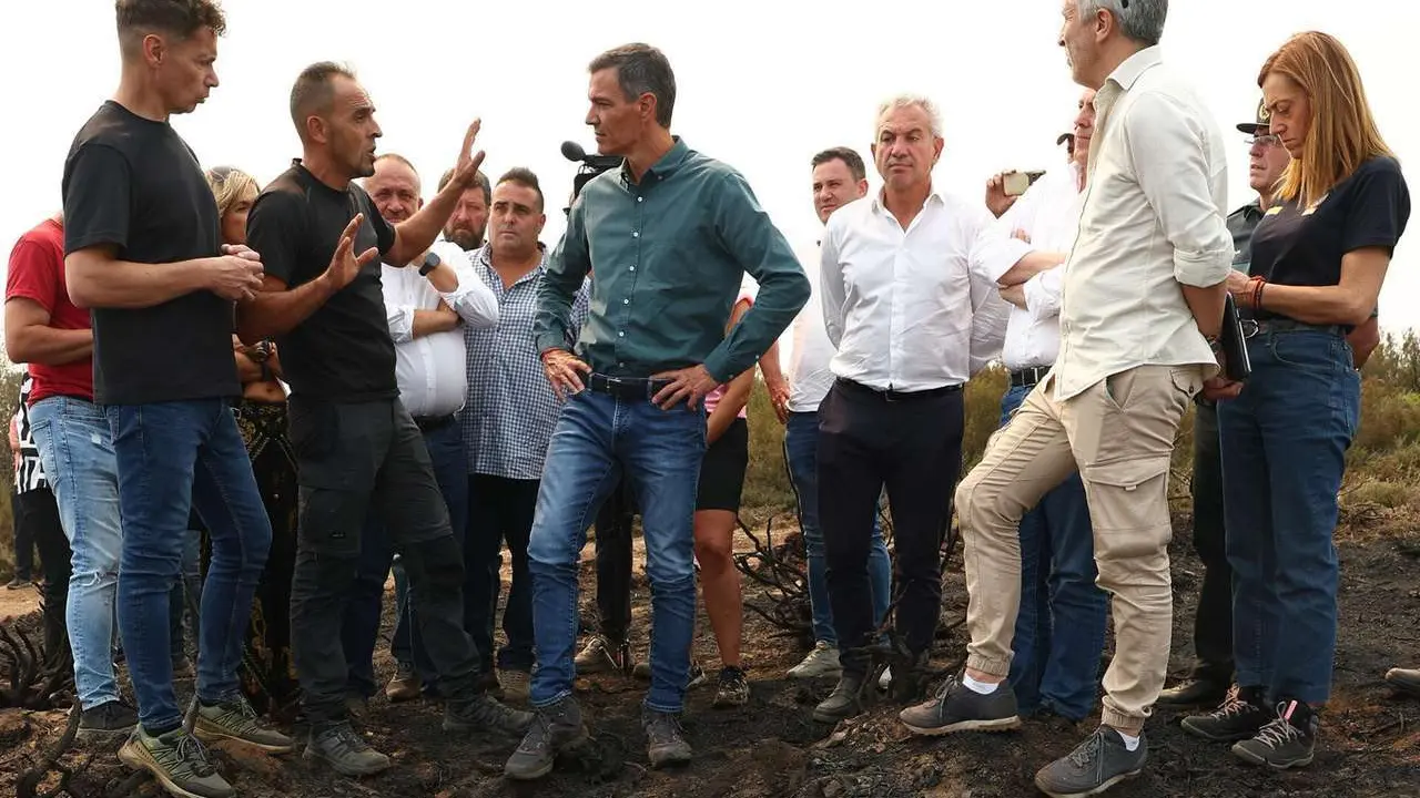 Pool/Moncloa / ICAL. El presidente del Gobierno, Pedro S&aacute;nchez, visita las zonas afectadas por los incendios en Villablino (Le&oacute;n). Le acompa&ntilde;an, el presidente de la Junta, Alfonso Fern&aacute;ndez Ma&ntilde;ueco; el ministro del Interior, Fernando Grande-Marlaska; y el delegado del Gobierno en Castilla y Le&oacute;n, Nicanor Sen; entre otros  Diputaci&oacute;n de Le&oacute;n