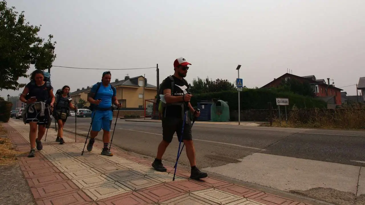 C&eacute;sar Hornija. ICAL. Peregrinos a su paso por la localidad de Cacabelos (Le&oacute;n)