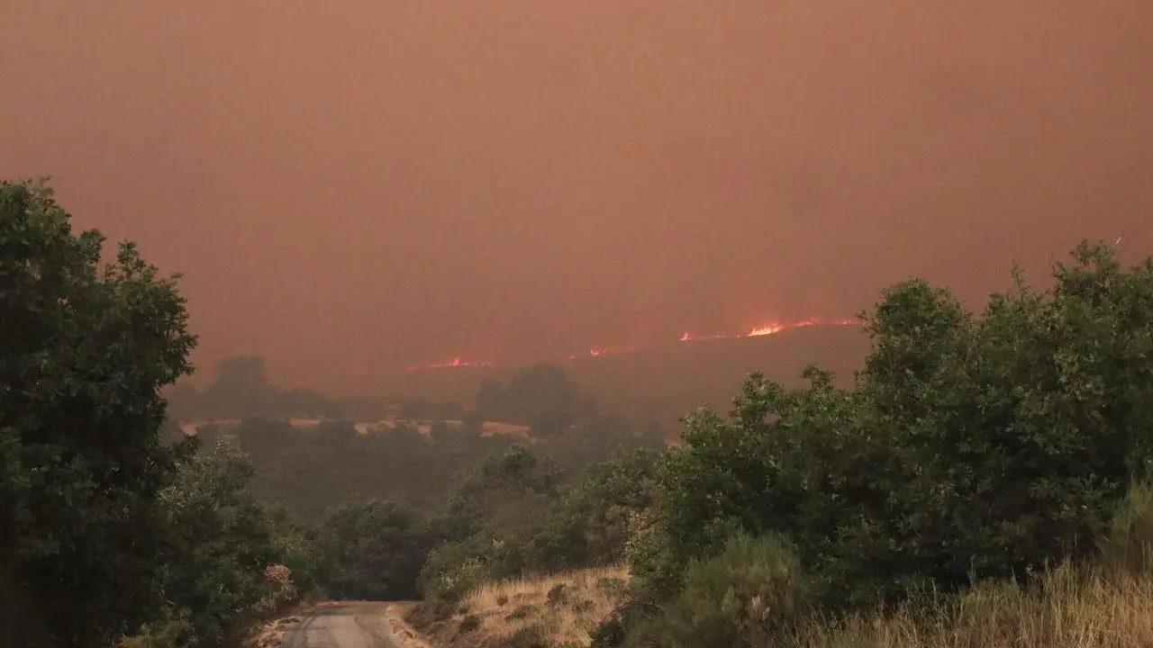 Peio Garc&iacute;a. ICAL. Vecinos y personal forestal de Busnadiego y Piedras Albas (Lucillo, Le&oacute;n) se afanan intentando parar el incendio que amenaza los pueblos