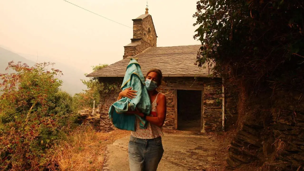 C&eacute;sar Hornija. ICAL. Una vecina de Lusio (Le&oacute;n), rescata la Santa del pueblo ante la posible llegada del fuego