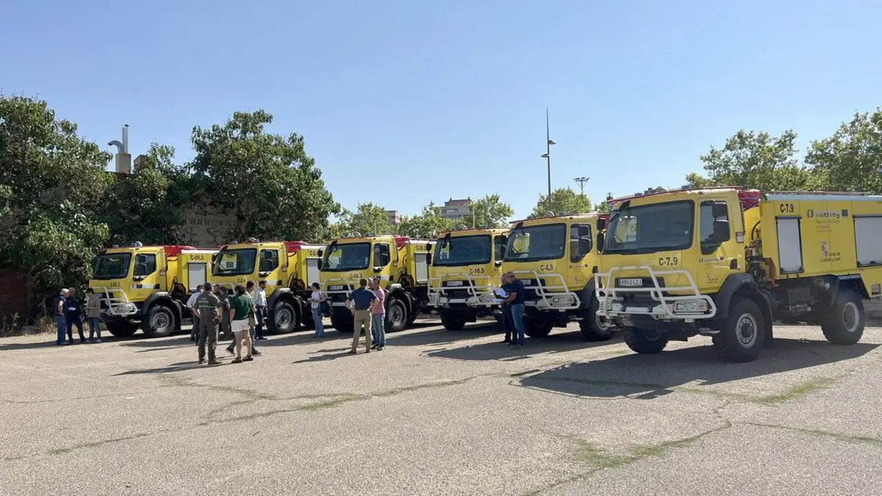 Presentaci&oacute;n de seis nuevos camiones autobomba de la Junta para la lucha contra los incendios forestales.