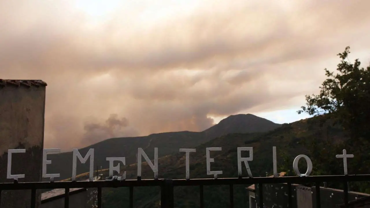 C&eacute;sar Hornija. ICAL. Incendio proveniente de Orense se acerca al municipio de Corull&oacute;n (Le&oacute;n)