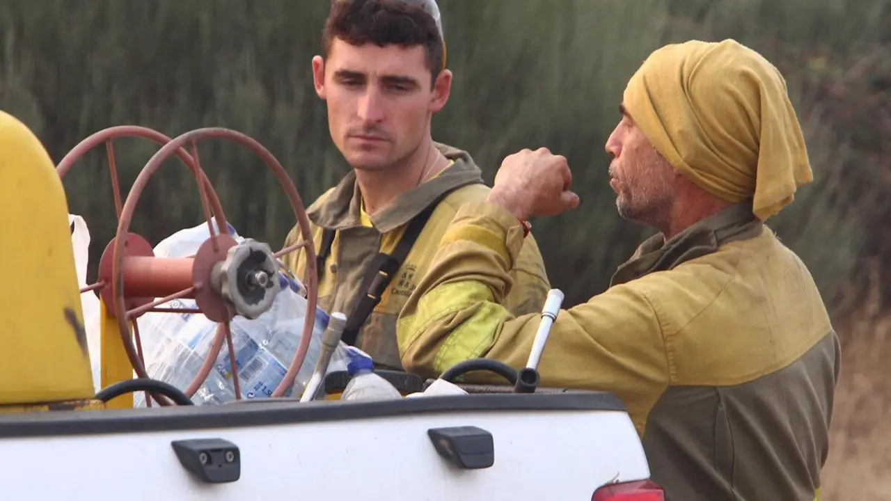 Cuadrillas desplazadas a San Crist&oacute;bal de Valdueza  para el incendio que afecta a varias pedan&iacute;as de Ponferrada. | ICAL
