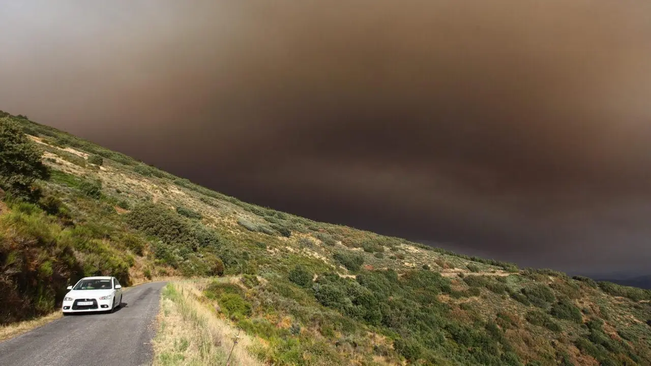 Incendio proveniente de Orense se acerca al municipio de Corull&oacute;n, en El Bierzo. | ICAL