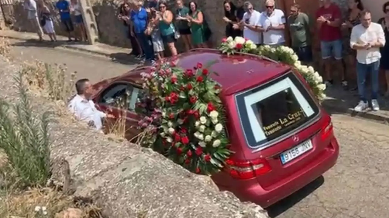Funeral en Quintanilla de Fl&oacute;rez por Jaime Aparicio Vidales, la segunda de las tres v&iacute;ctimas mortales de los incendios en la provincia de Le&oacute;n. 
