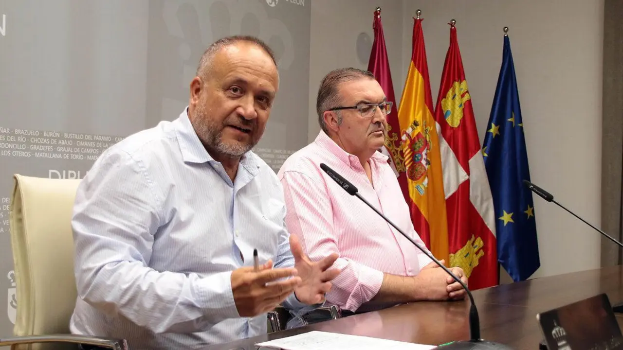El presidente de la Diputaci&oacute;n de Le&oacute;n, Gerardo &Aacute;lvarez Courel (i). | ICAL
