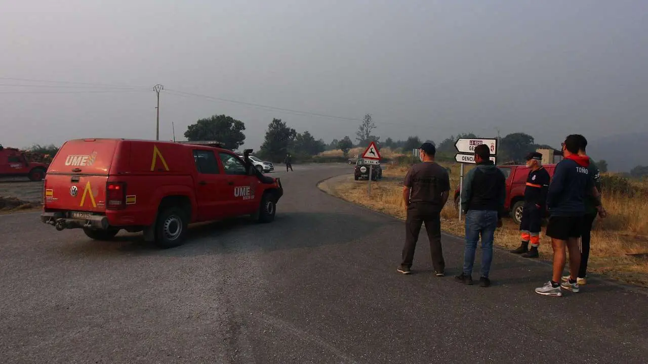 C&eacute;sar Hornija. ICAL. Dispositivo de la UME desplazado al incendio que afecta a los municipios de Oencia y Corull&oacute;n (Le&oacute;n)