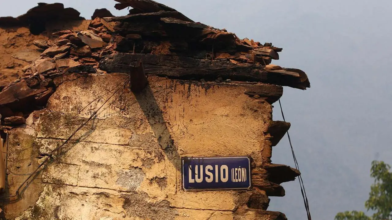 C&eacute;sar Hornija. ICAL. El pueblo de Lusio (Le&oacute;n), arrasado por el fuego