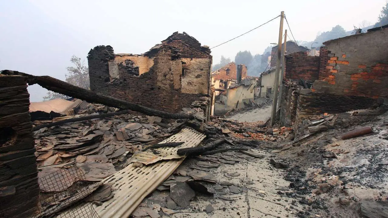 C&eacute;sar Hornija. ICAL. El pueblo de Lusio (Le&oacute;n), arrasado por el fuego