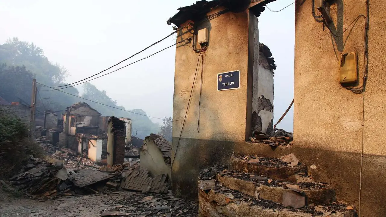 El pueblo de Lusio (Le&oacute;n), arrasado por el fuego. C&eacute;sar Hornija. ICAL. 