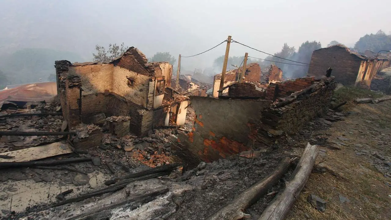 C&eacute;sar Hornija. ICAL. El pueblo de Lusio (Le&oacute;n), arrasado por el fuego