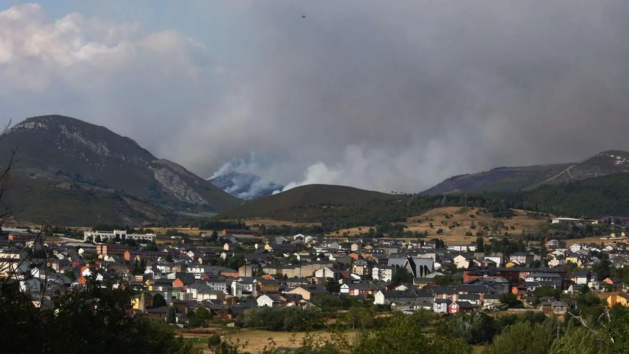 El incendio de Anllares, que afecta al Valle de Fornela, lleva casi tres semanas ardiendo. | ICAL